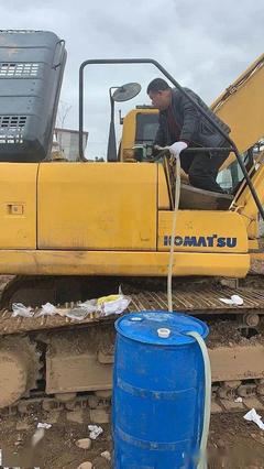 洛南一工地挖掘機(jī)加“黑油”后故障頻發(fā)，市監(jiān)局介入調(diào)查維修難題